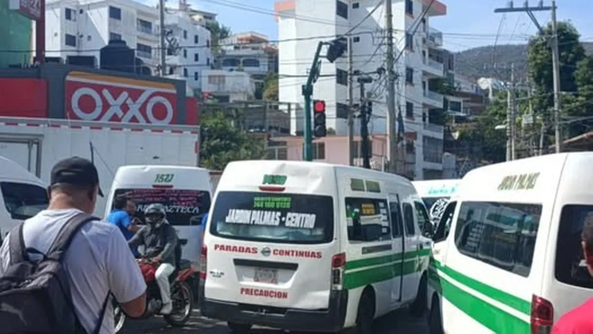 Bloqueo paraliza el Poniente de Acapulco; transportistas denuncian extorsiones