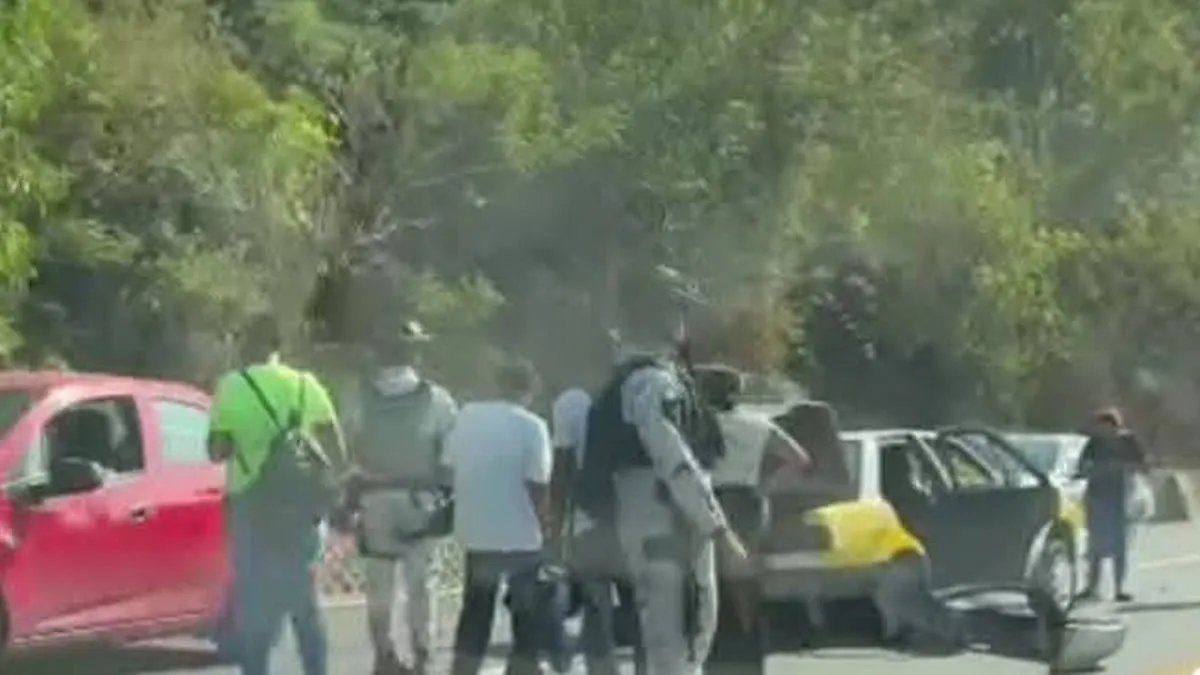 Choque en avenida Escénica de Acapulco deja dos mujeres lesionadas