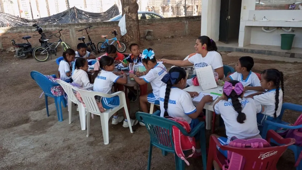 Alumnos en San Marcos toman clases bajo el techo de una comisaría