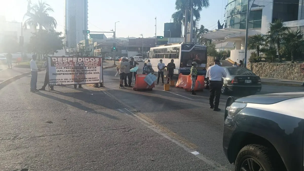 Bloqueo en La Diana de Acapulco paraliza la Costera por más de cuatro horas