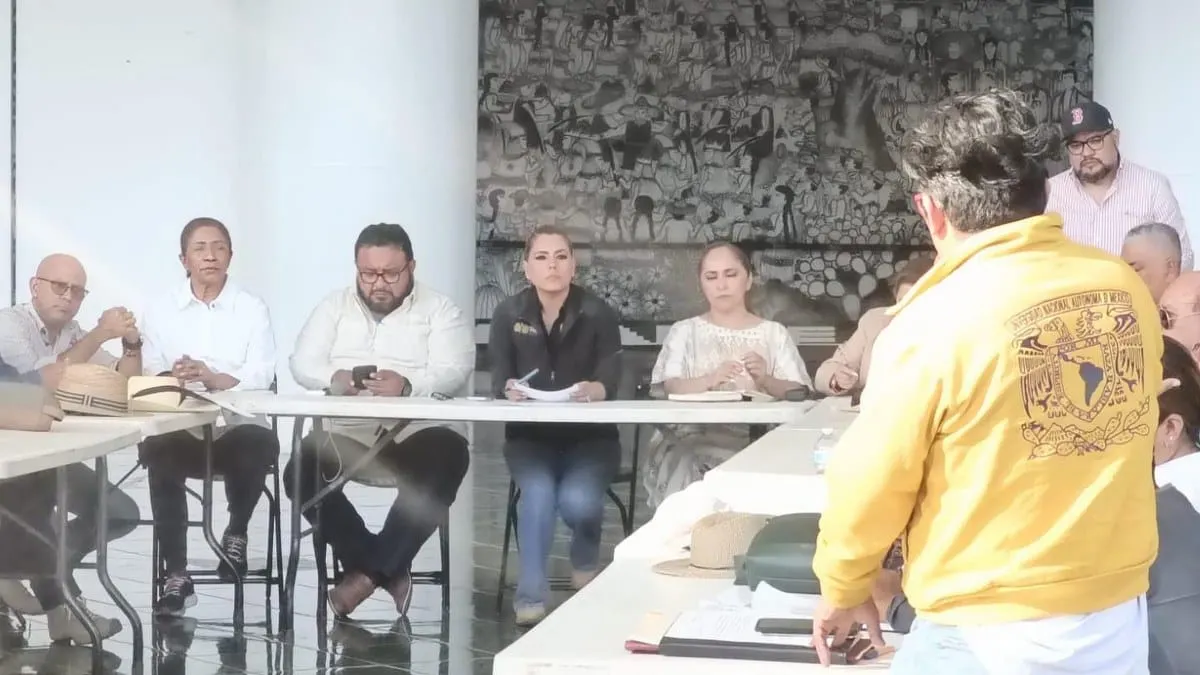 Se reúne Evelyn Salgado con alcaldes y comisarios que protestaron en Chilpancingo