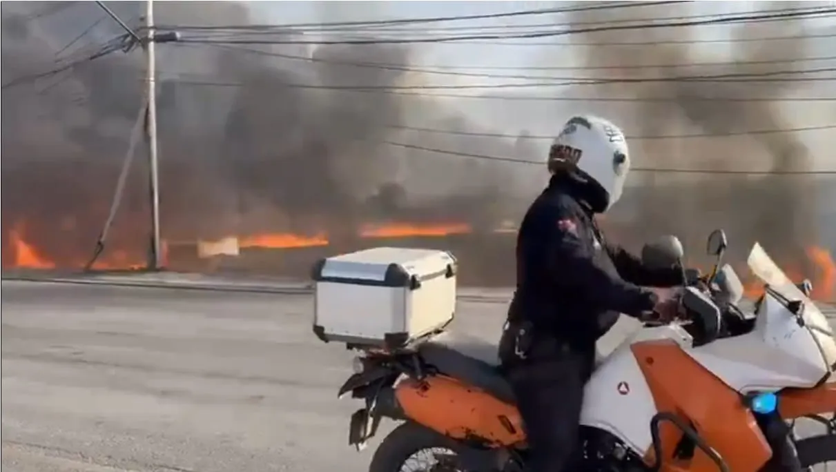 Fuerte vientos y múltiples incendios activan contingencia ambiental en Nuevo León