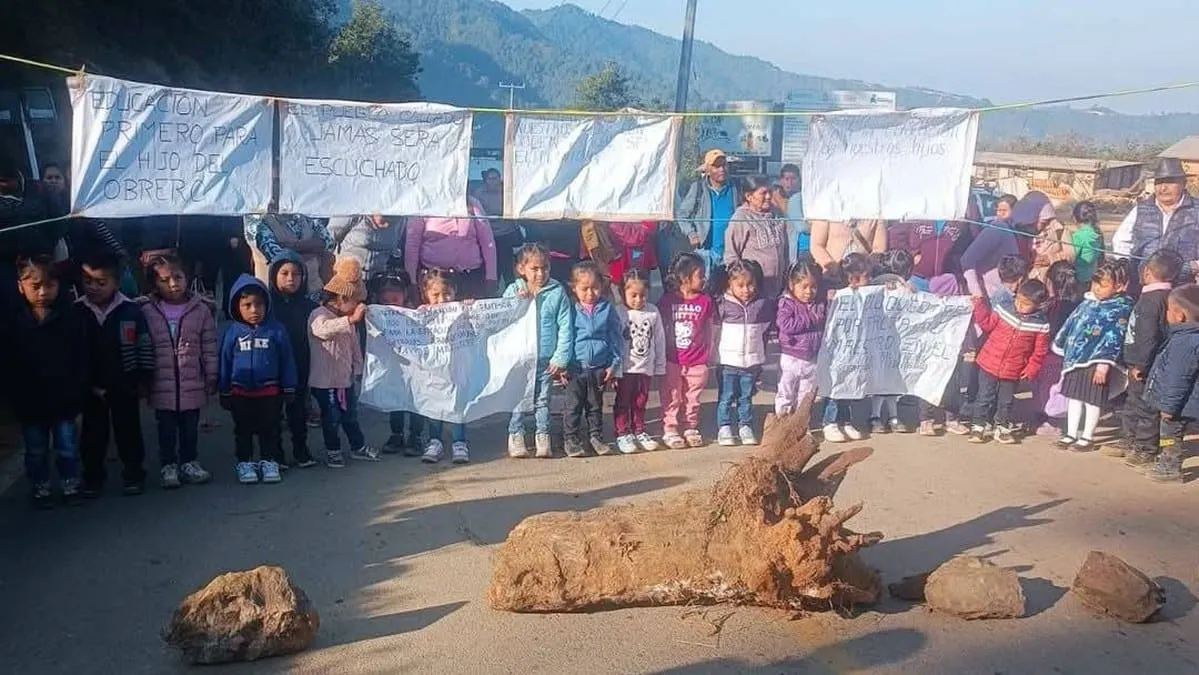 Bloquean carretera en Guerrero; exigen maestros para un kinder de Malinaltepec