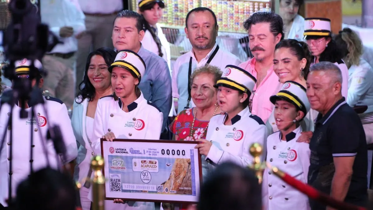 Lotería Nacional realiza sorteo especial en Acapulco por los 90 años de los clavadistas de La Quebrada