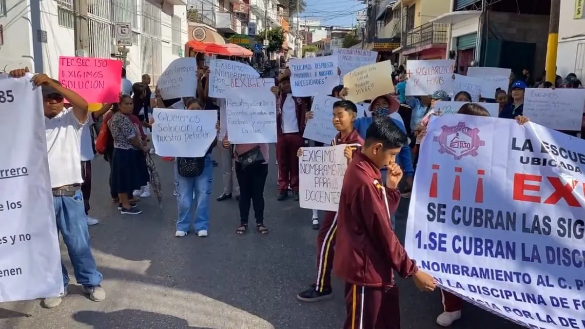 Bloquean avenida principal en Chilpancingo; exigen cubrir vacantes docentes