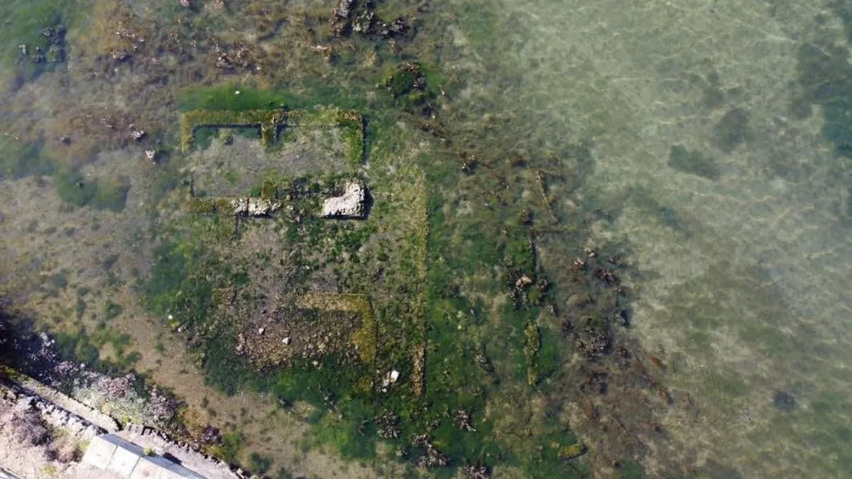 Del fondo de un oscuro lago emergen los restos de una villa del vicio romana