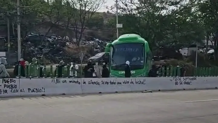 Normalistas de Ayotzinapa bloquean en Chilpancingo para exigir justicia por asesinato de Marco Suástegui