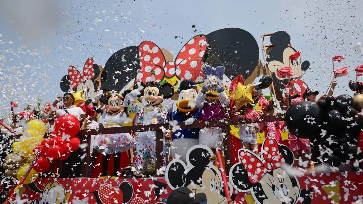 Más de 350 mil personas asisten al Desfile de Globos Gigantes en Acapulco