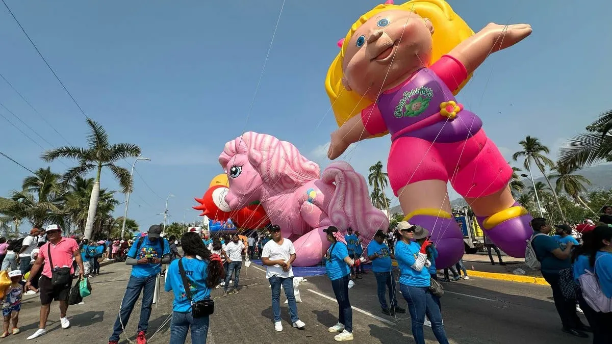Desfile de globos gigantes en Acapulco celebra Día de la Niñez