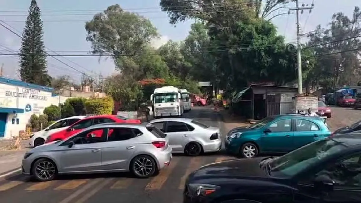 Bloquean choferes de Didi y Uber accesos a Cuernavaca por compañero desaparecido