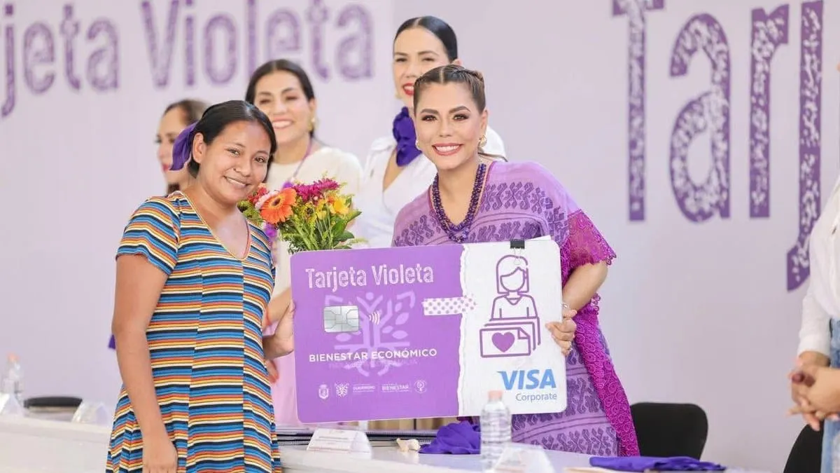 Gobierno de Guerrero entrega la Tarjeta Violeta número 20 mil en Zihuatanejo