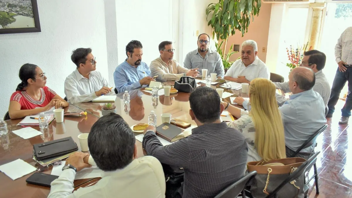 Ayuntamiento y cámaras empresariales acuerdan regularización comercial en Chilpancingo