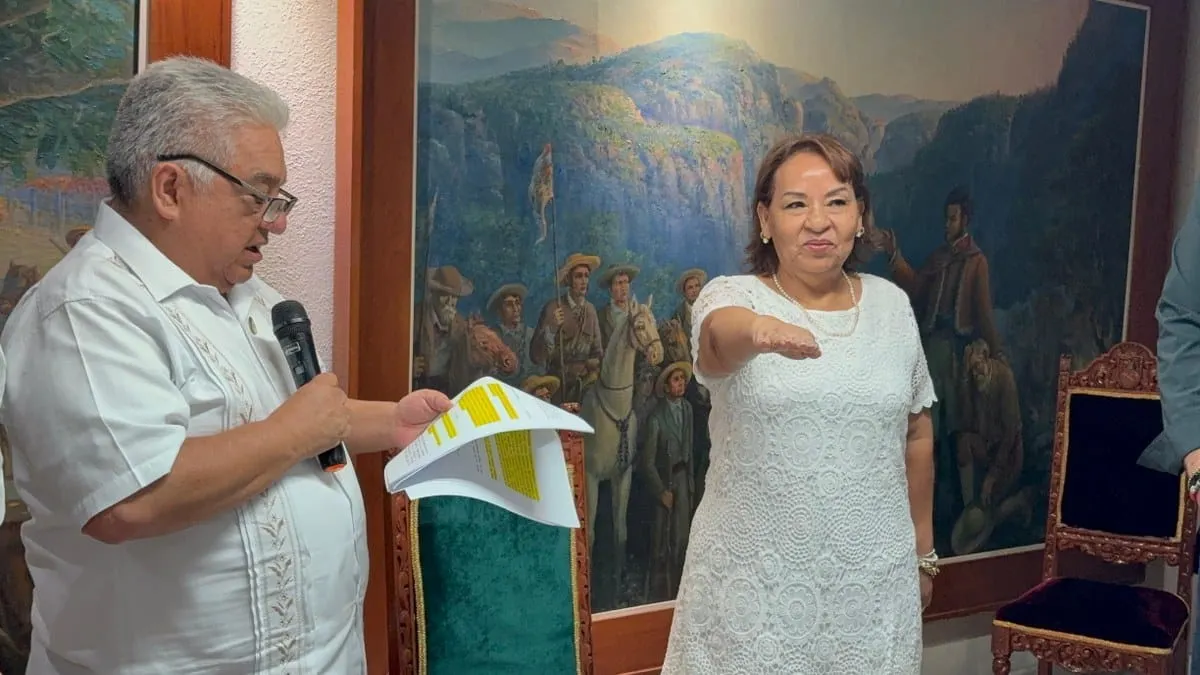 Cabildo de Chilpancingo designa a Laura Bello como presidenta honorífica del DIF
