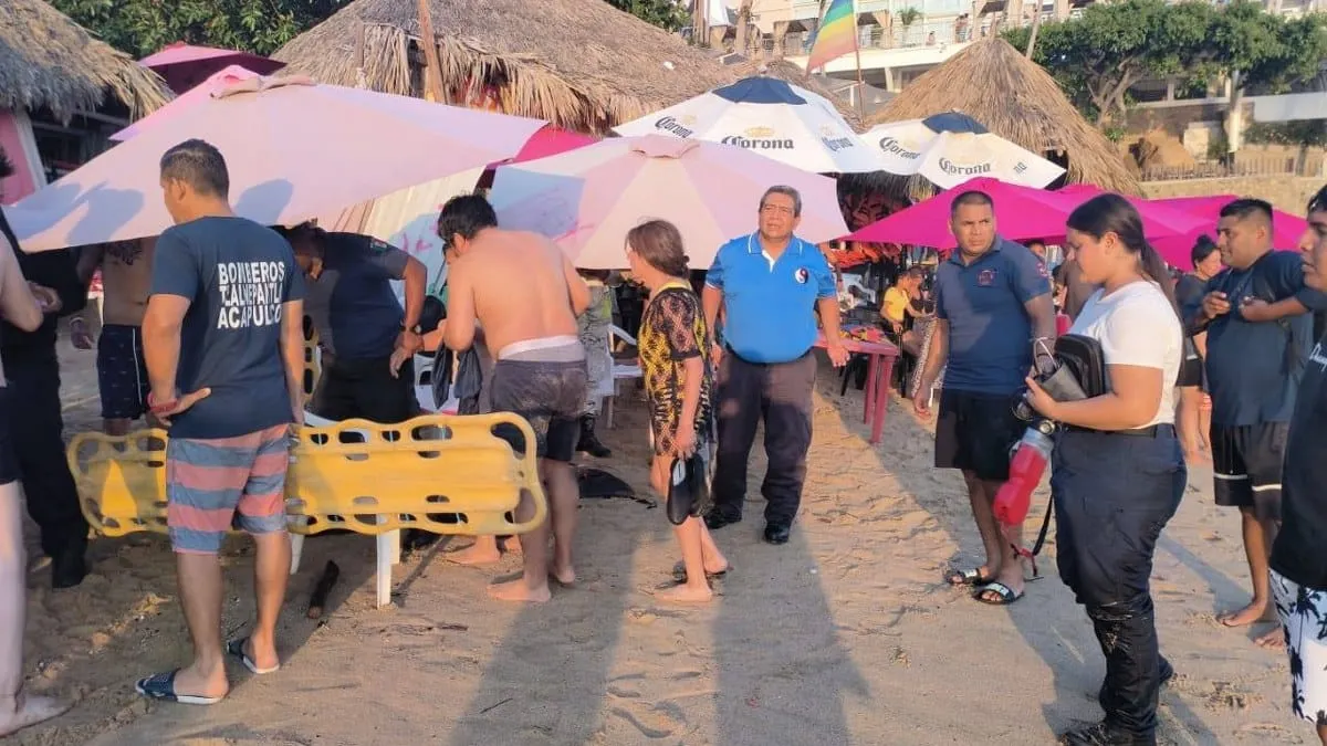 Autoridades rescatan a bañistas en Acapulco; se registra mar de fondo