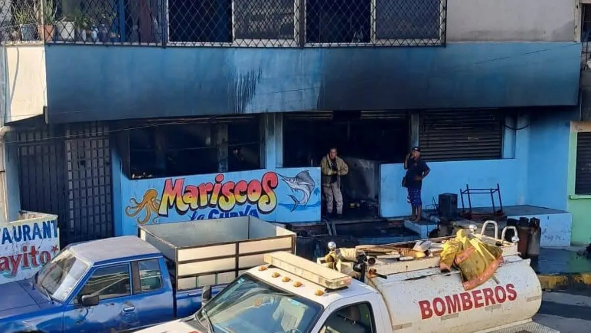 Incendian marisquería en Las Cruces de Acapulco