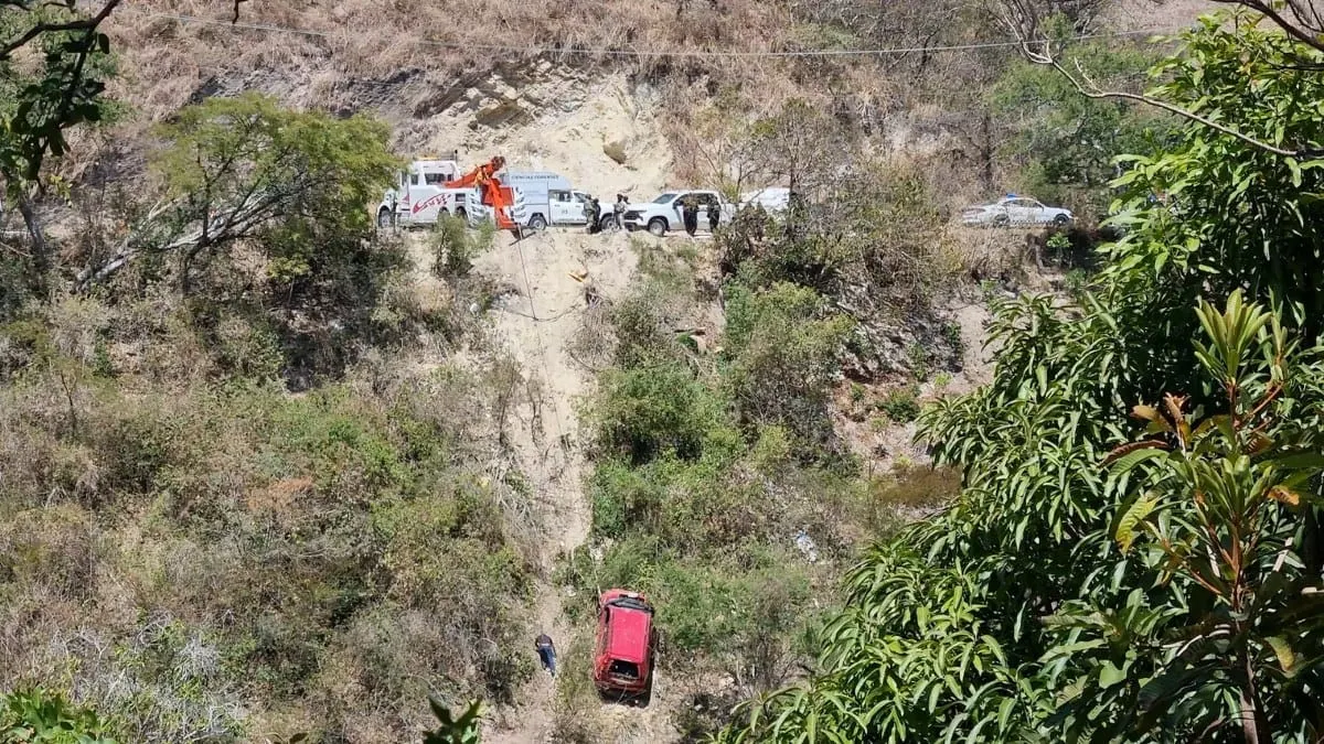 Hallan cuatro cuerpos en camioneta accidentada en barranco de Chilpancingo