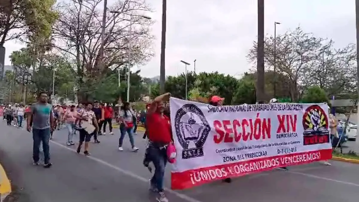 Maestros de la CETEG toman bancos y dañan oficinas educativas en Chilpancingo