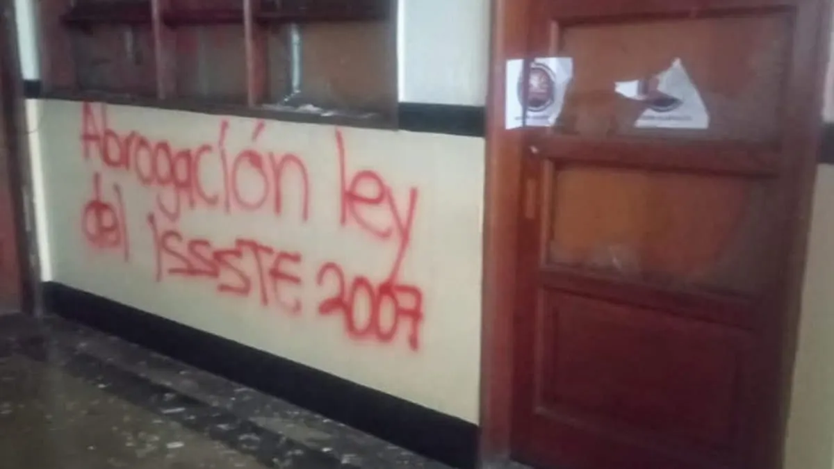 Maestros de la CETEG vandalizan oficinas gubernamentales en Acapulco