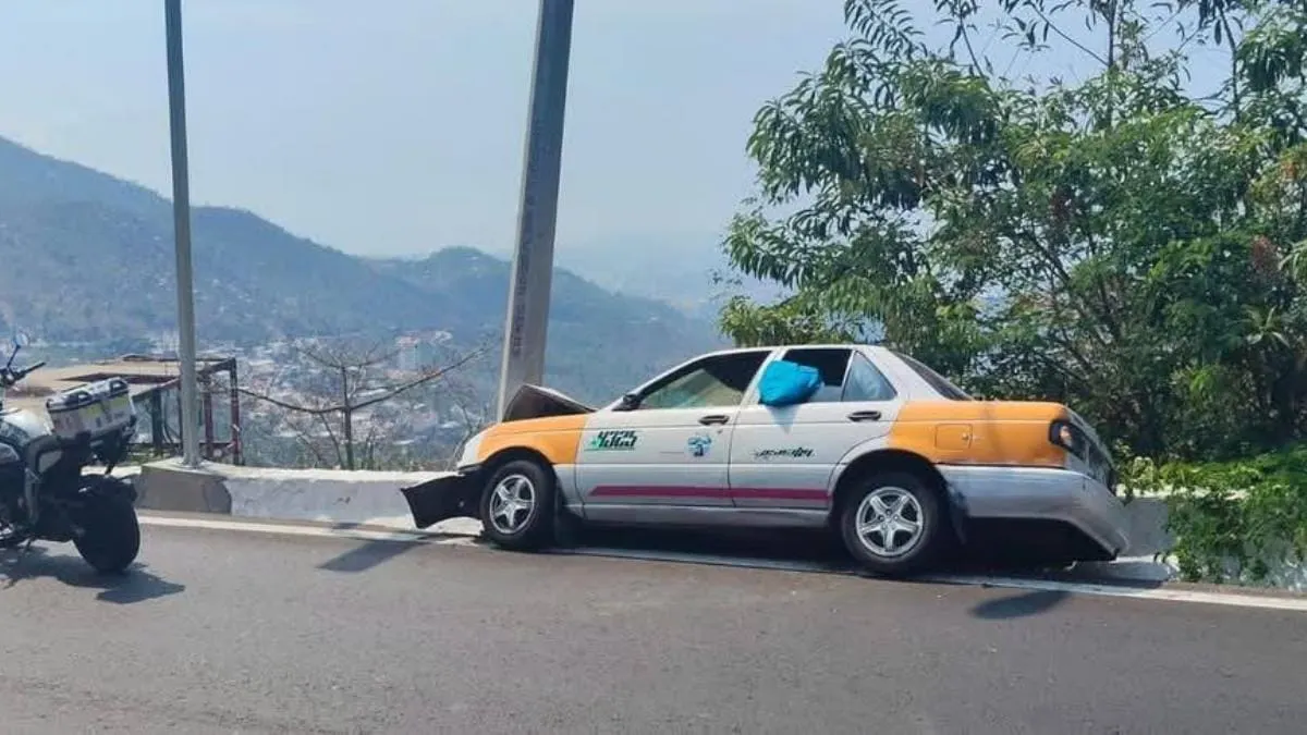 Taxi colectivo choca contra poste en avenida Escénica; tres lesionados