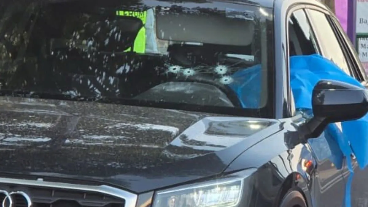 Balazos agrupados en el parabrisas del lado del conductor.