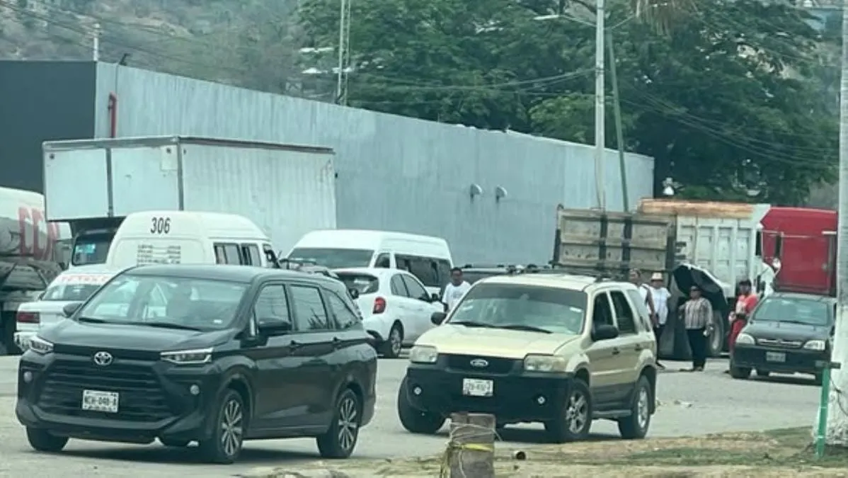 Vecinos de El Cayaco bloquean carretera en Acapulco por corte de energía eléctrica