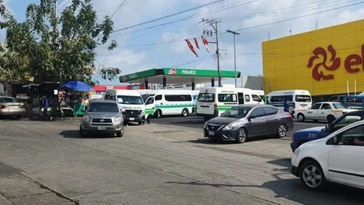 Urvaneros bloquean carretera Acapulco-Zihuatanejo por detención de conductor