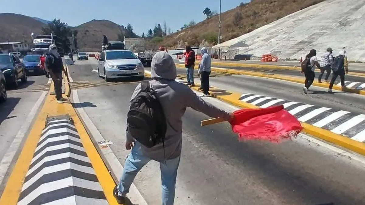 Maestros de la CETEG toman casetas de peaje en Guerrero para financiar protestas