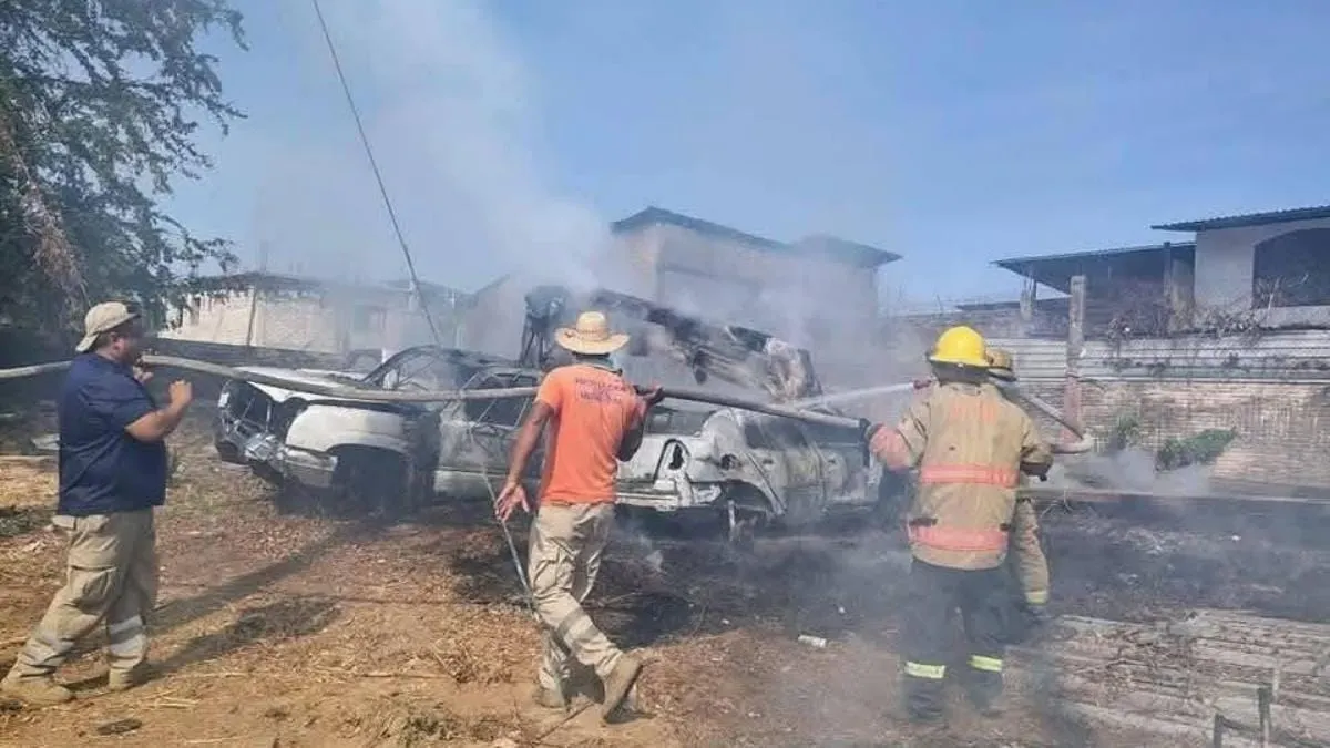 Incendio destruye vehículos en predio de CFE en Atoyac