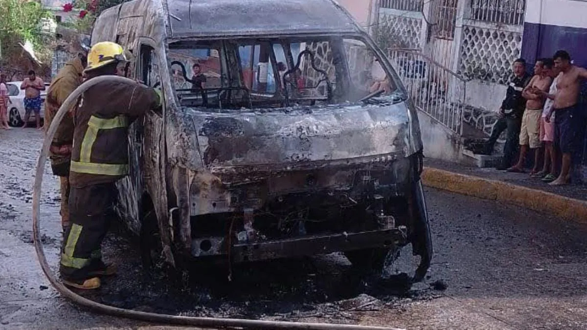 Hombres armados incendian urvan en el Barrio de El Hueso de Acapulco