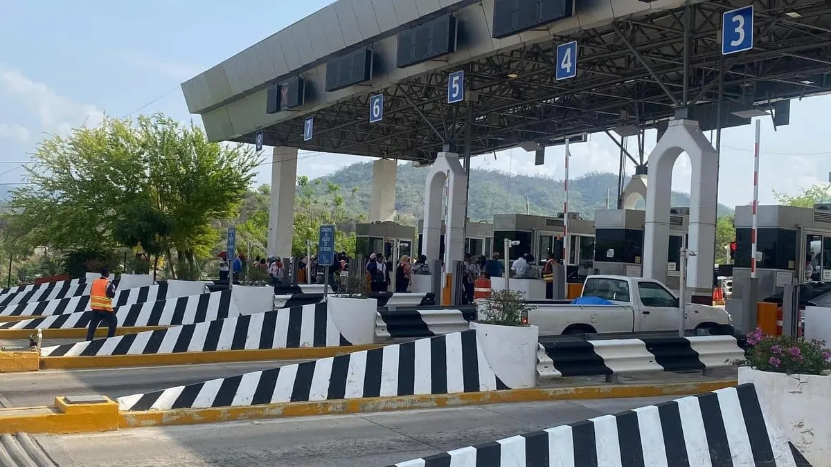 Maestros anuncian regreso a clases en Guerrero; marchan en Chilpancingo y toman caseta en Acapulco