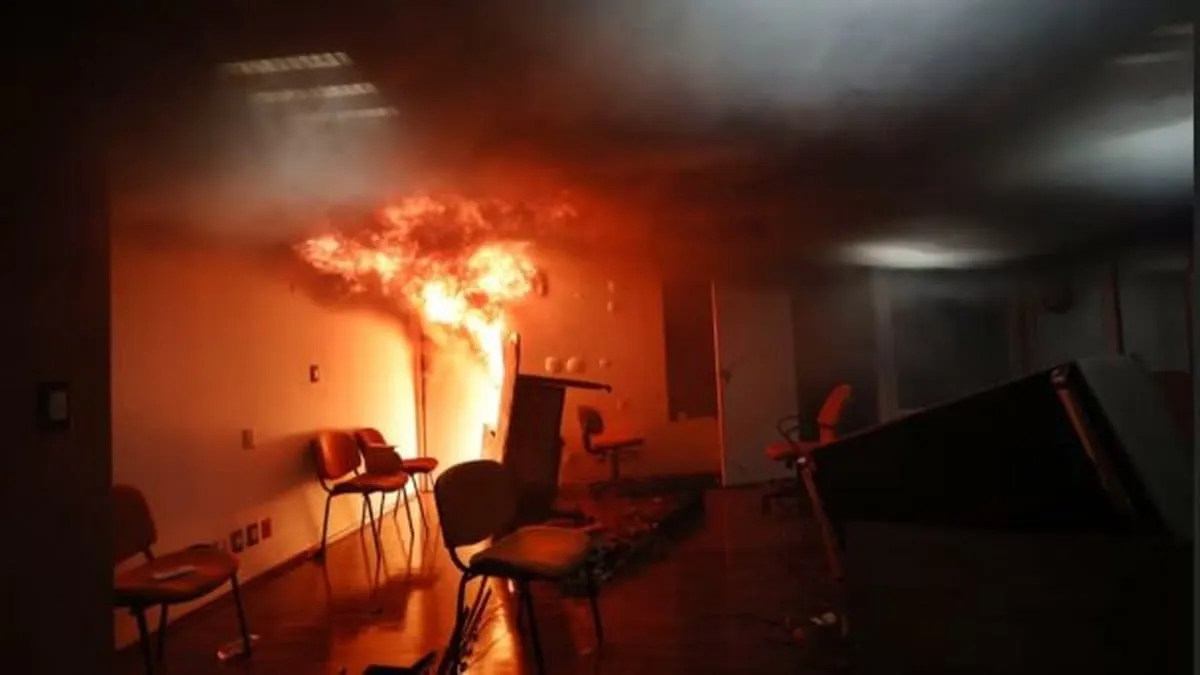 Queman oficinas del sindicato de maestros.