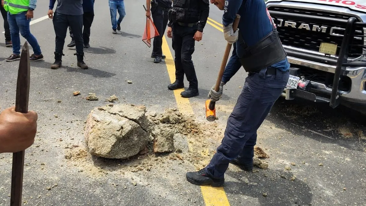 Gobierno de Guerrero atiende deslaves en avenida Escénica de Acapulco