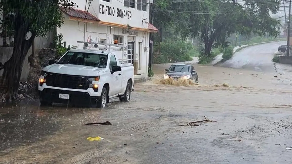 Erick, categoría 2, aún no toca tierra pero ya causa estragos en Oaxaca y Chiapas