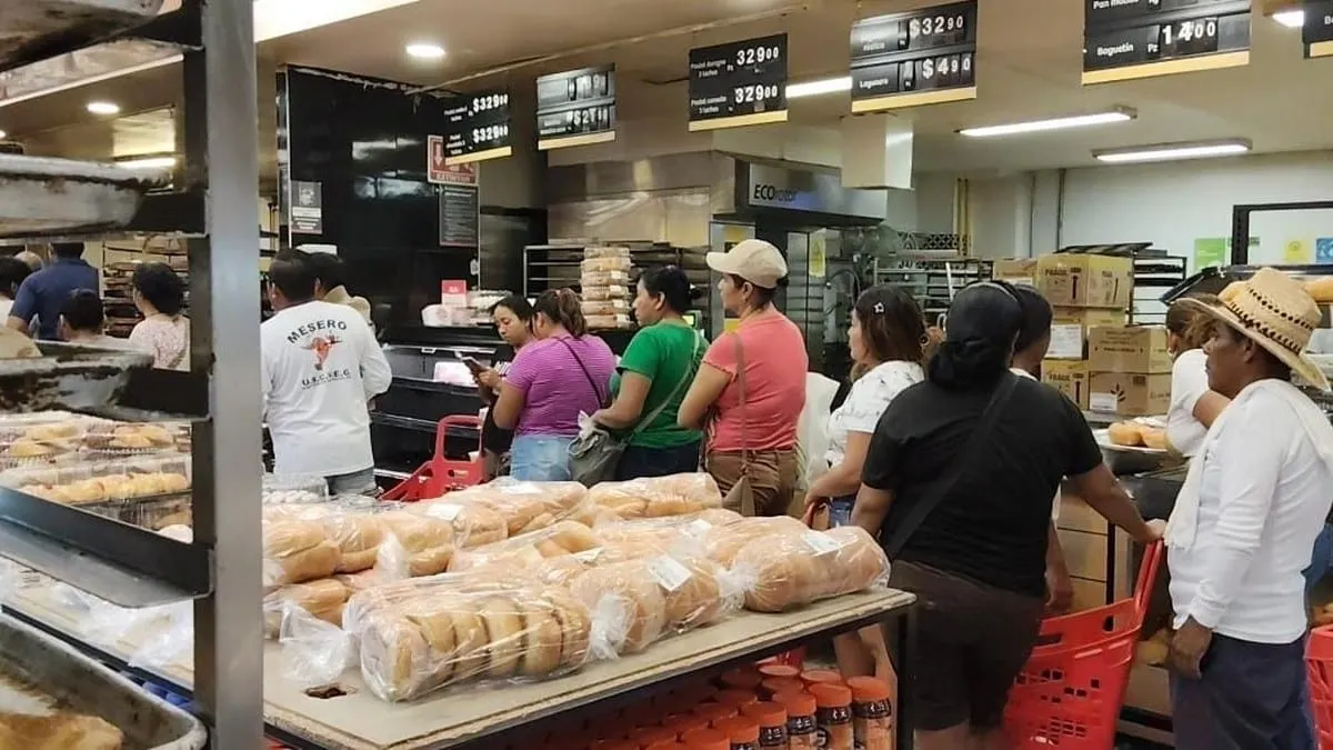 Llenan supermercados y gasolineras de Acapulco ante huracán Erick