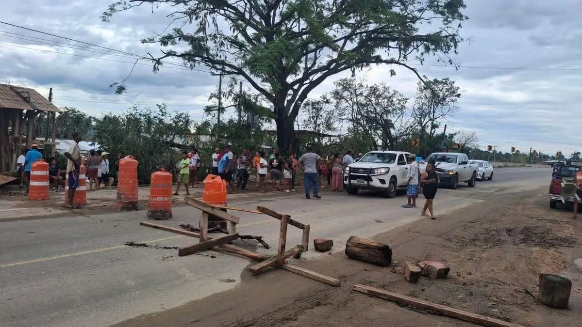 Bloquean comunidades en Azoyú, Guerrero; exigen ser incluidos en censo por huracán Erick