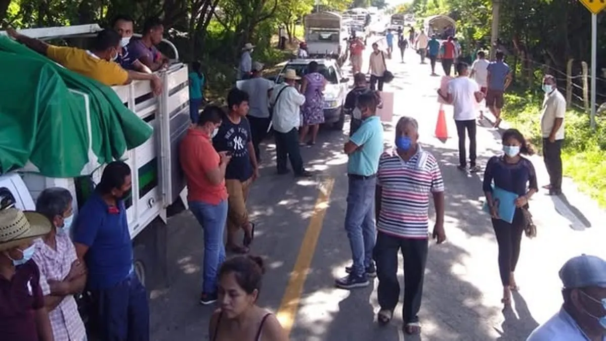 Bloquean carretera en Ayutla, Guerrero; demandan recursos para obra de drenaje