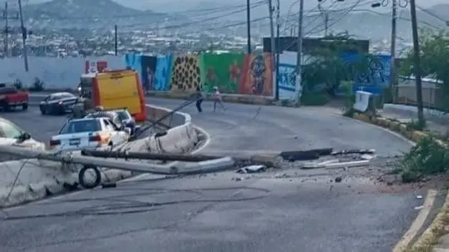 Accidente deja postes caídos y tráfico detenido en tramo Benito–Las Cruces de Acapulco