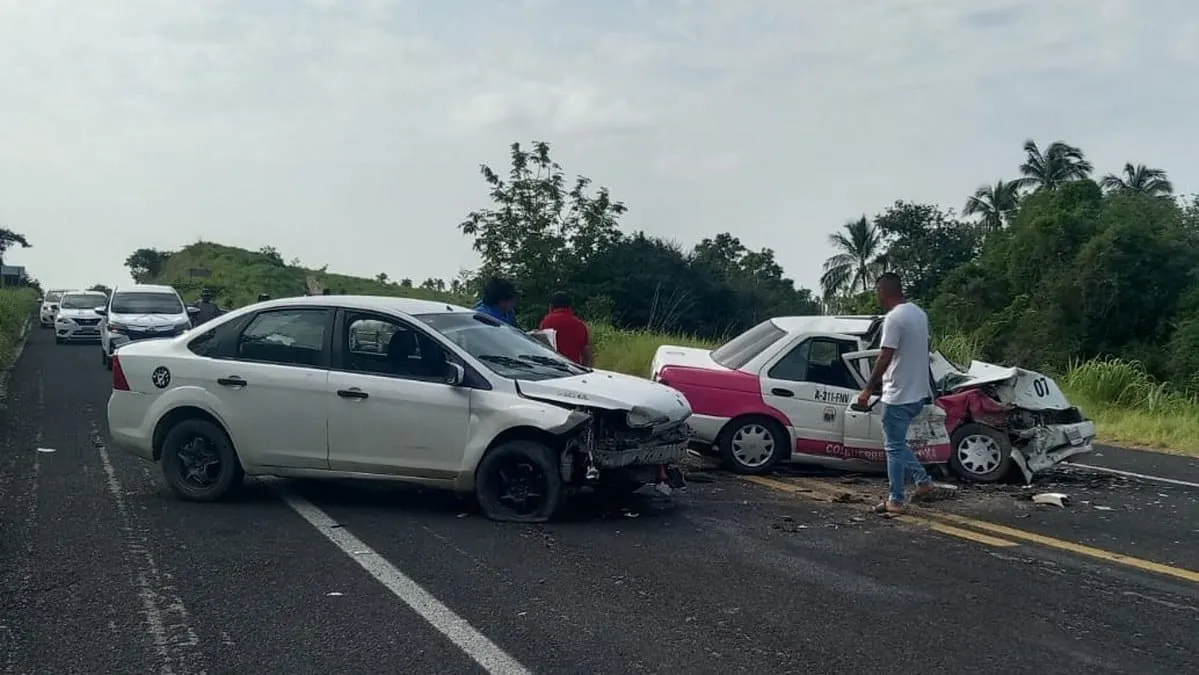 Colisión entre taxi y vehículo particular deja lesionados en Coyuca de Benítez