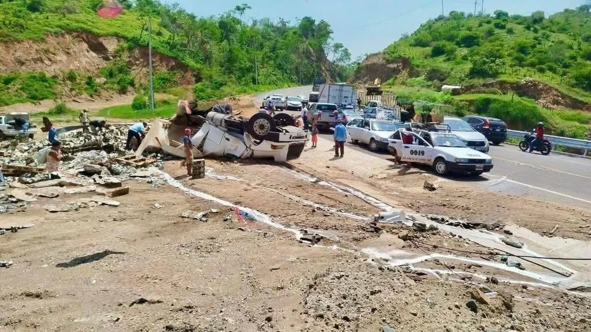 Muere trailero por volcadura en la Acapulco–Pinotepa Nacional, cerca de Tenango