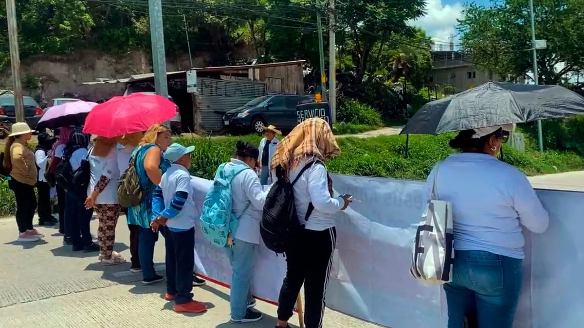 Familiares de desaparecidos bloquean la Autopista del Sol para exigir entrega de restos