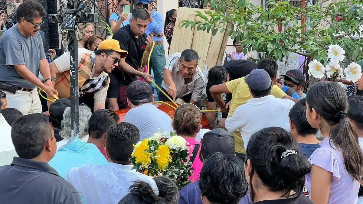 "El miedo nos ha aislado", denuncian en sepelio de Sergio Ureiro, en Tlapa