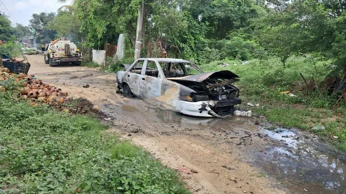 Hallan cuerpo calcinado dentro de taxi incendiado en Ciudad Renacimiento, Acapulco