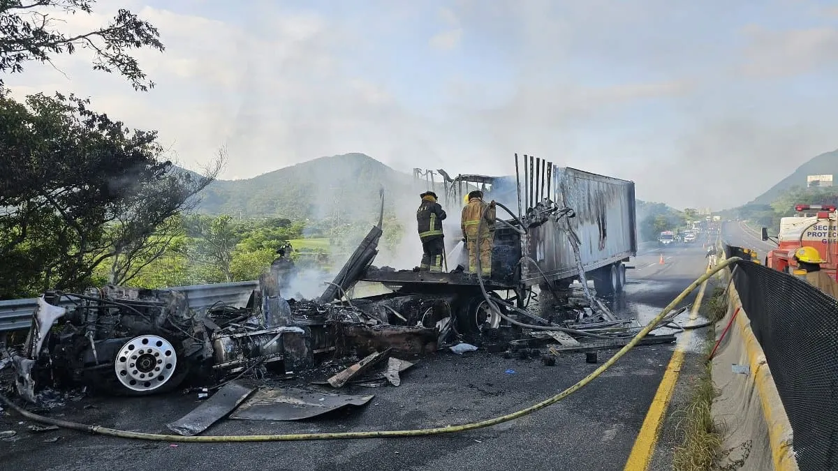 Incendio de tráiler paraliza por horas la Autopista del Sol cerca de Ocotito