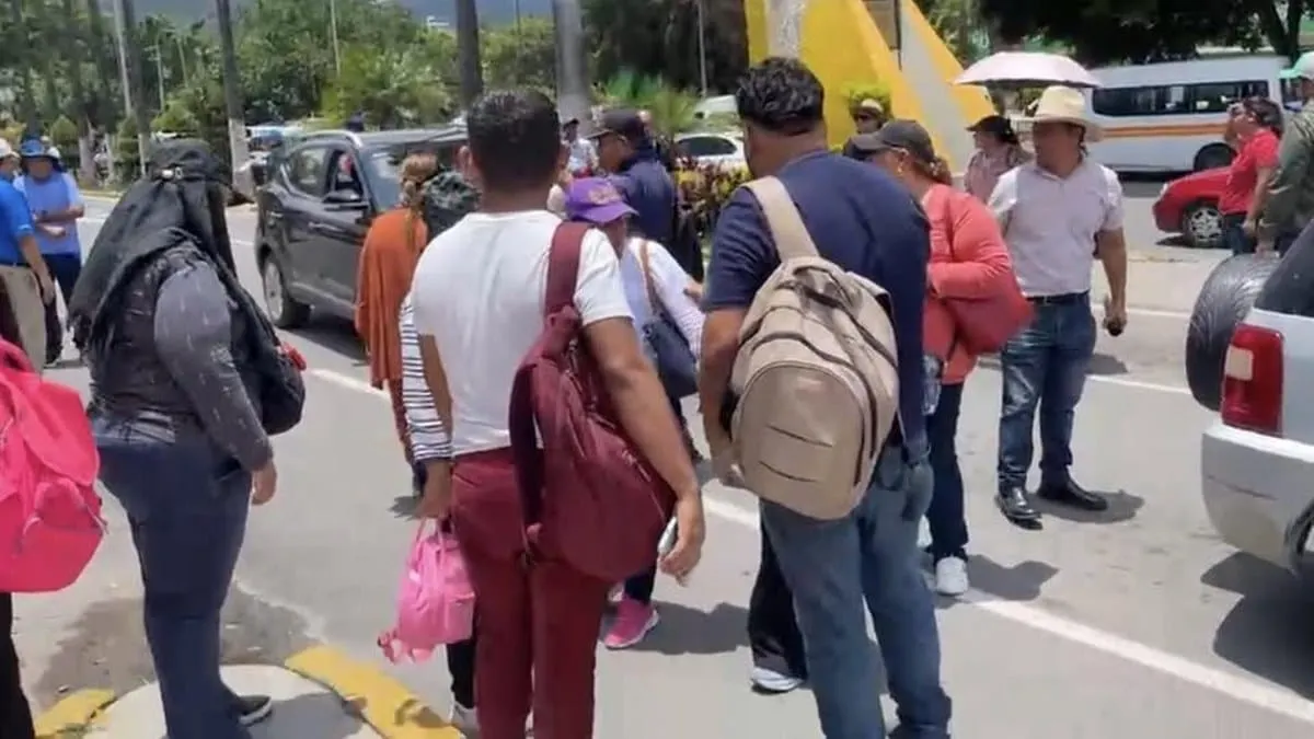 Marcha y bloqueo de docentes y administrativos en Chilpancingo; exigen trato igualitario