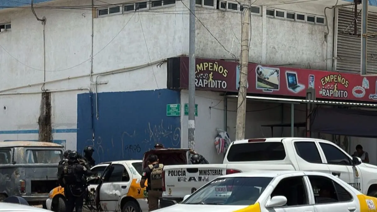 Taxista se da a la fuga y policías lo persiguen a balazos en Acapulco