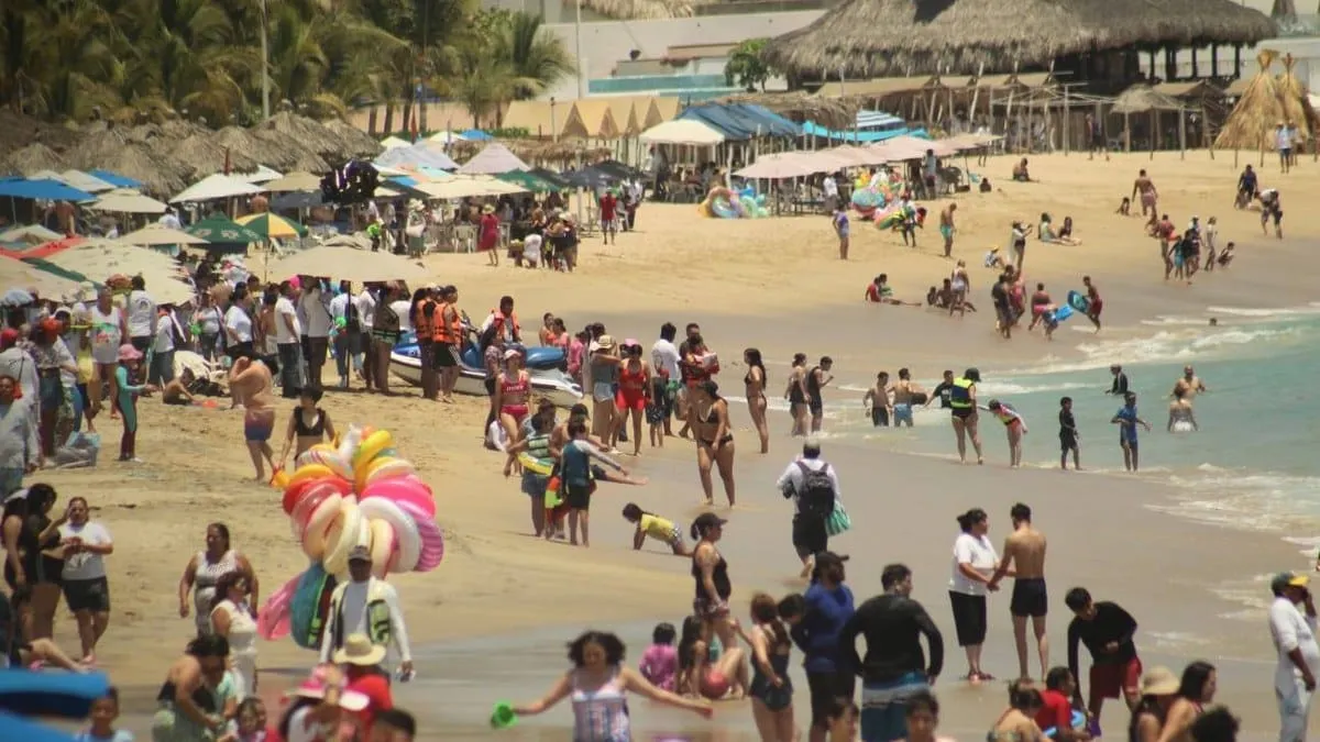 Miles de turistas ingresan a Acapulco al comenzar el periodo vacacional de verano