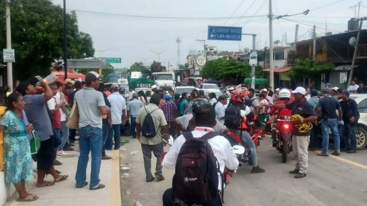 Segundo día de bloqueo en Costa Chica; exigen censo tras huracán Erick