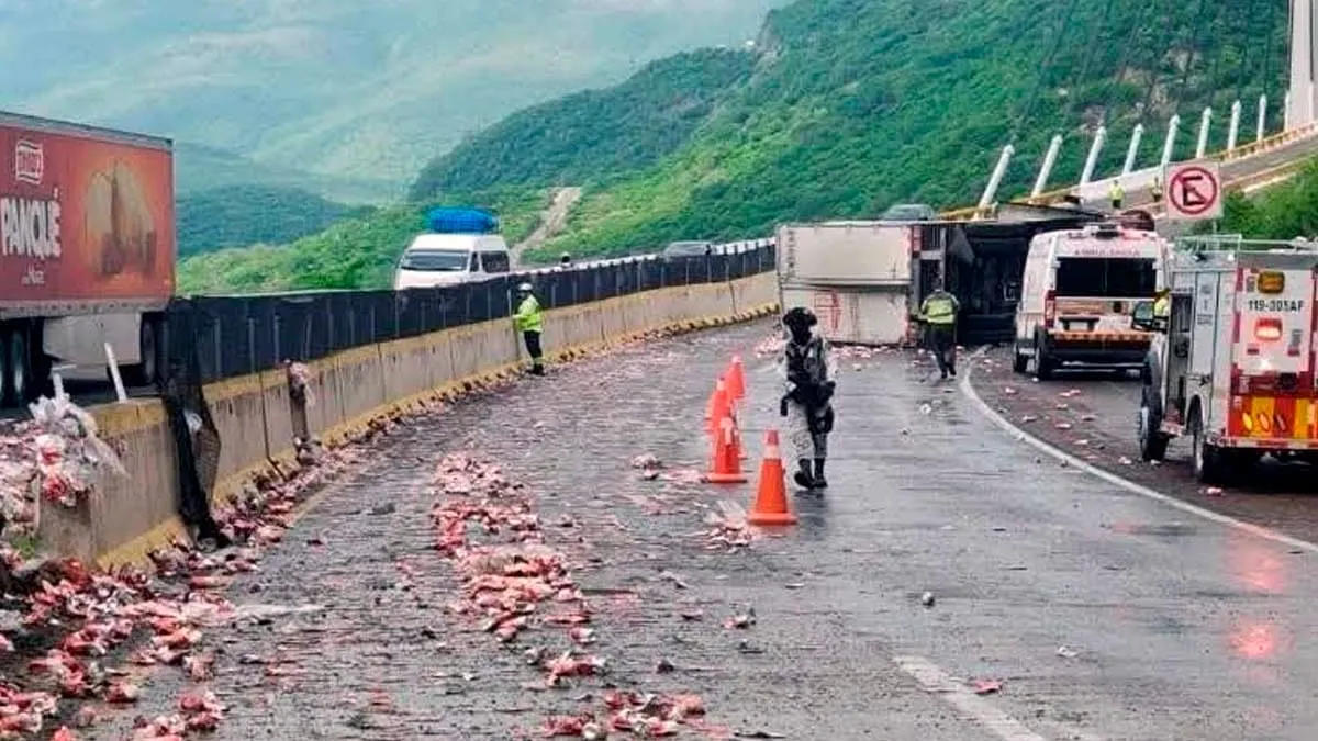 Vuelca tráiler con cerveza en la Autopista del Sol de Guerrero
