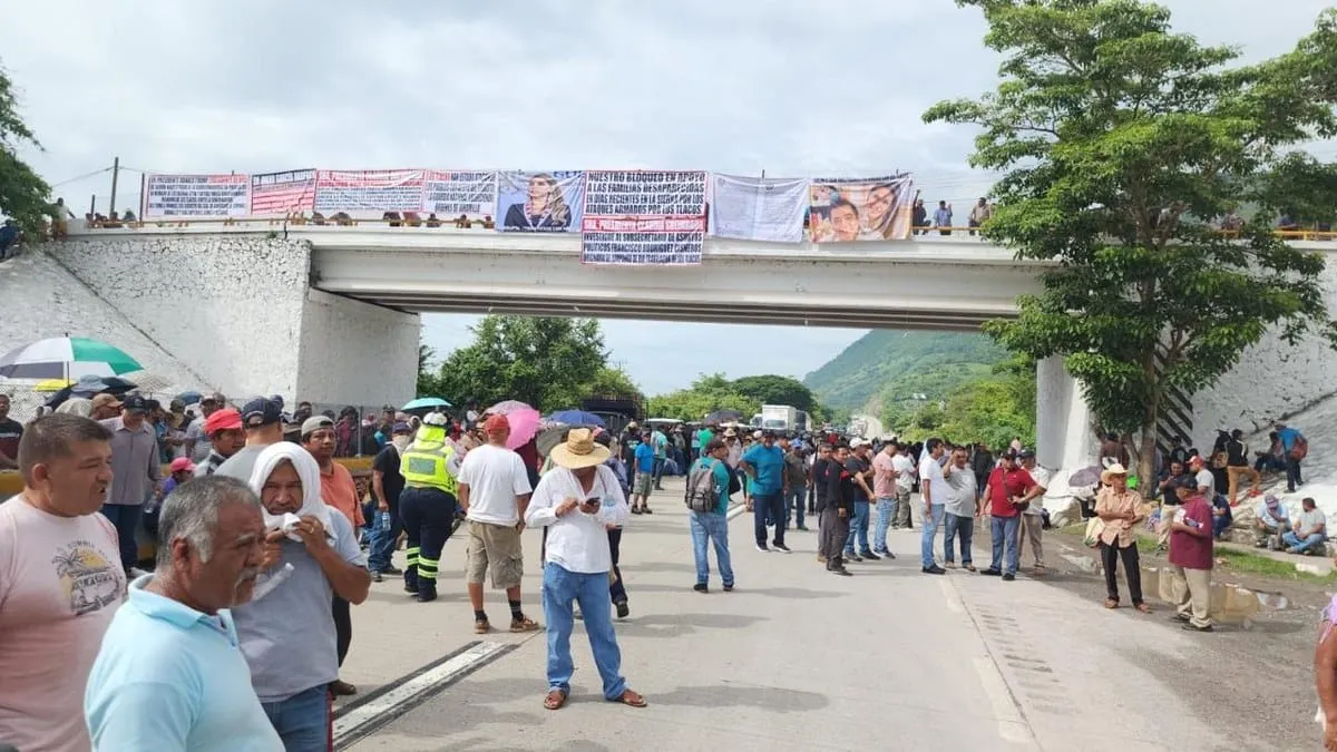 Bloquean Autopista del Sol y la carretera federal México-Acapulco para exigir seguridad