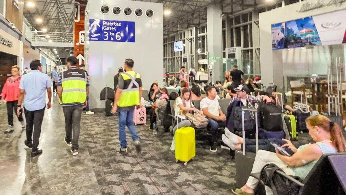 Siete vuelos aterrizan en Acapulco por lluvias en CDMX